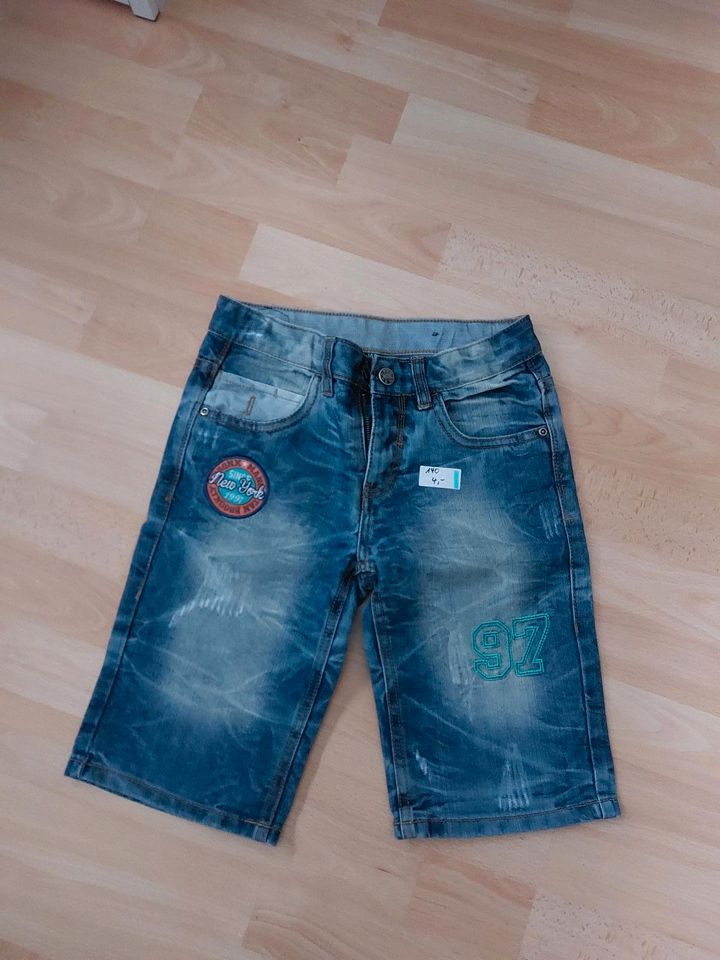 Kurze Jeanshose Gr. 140 in Ellhofen