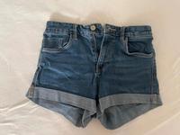 Jeans Shorts Hotpants von ZARA in Größe 34 Hessen - Steinau an der Straße Vorschau