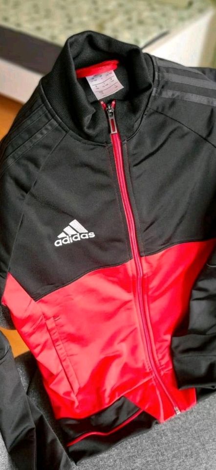 Adidas Trainingsjacke 164 schwarz/rot neuwertig in Schladen
