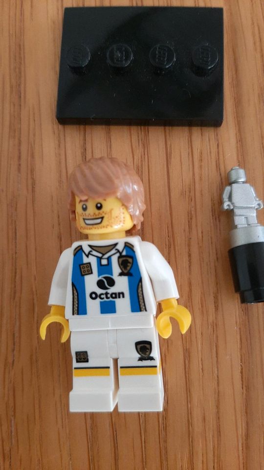 Lego Minifigur Fußballspieler in Erftstadt