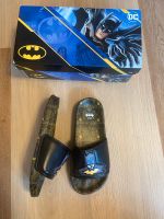 Batman Badeschuhe Badelatschen Badeschlappen in Größe 32 schwarz Nordrhein-Westfalen - Lemgo Vorschau