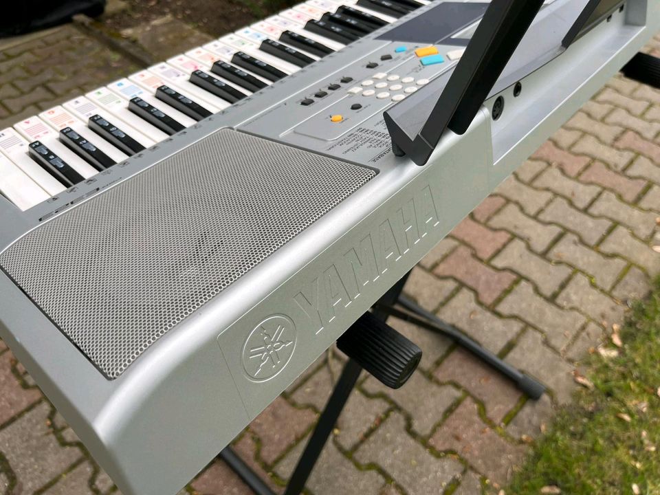 Keyboard Yamaha PSR-E323 inkl. Tasche + Ständer in Berlin