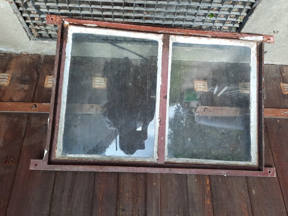 Braune DDR Kellerfenster aus Eisen im gutem Zustand in Eberswalde