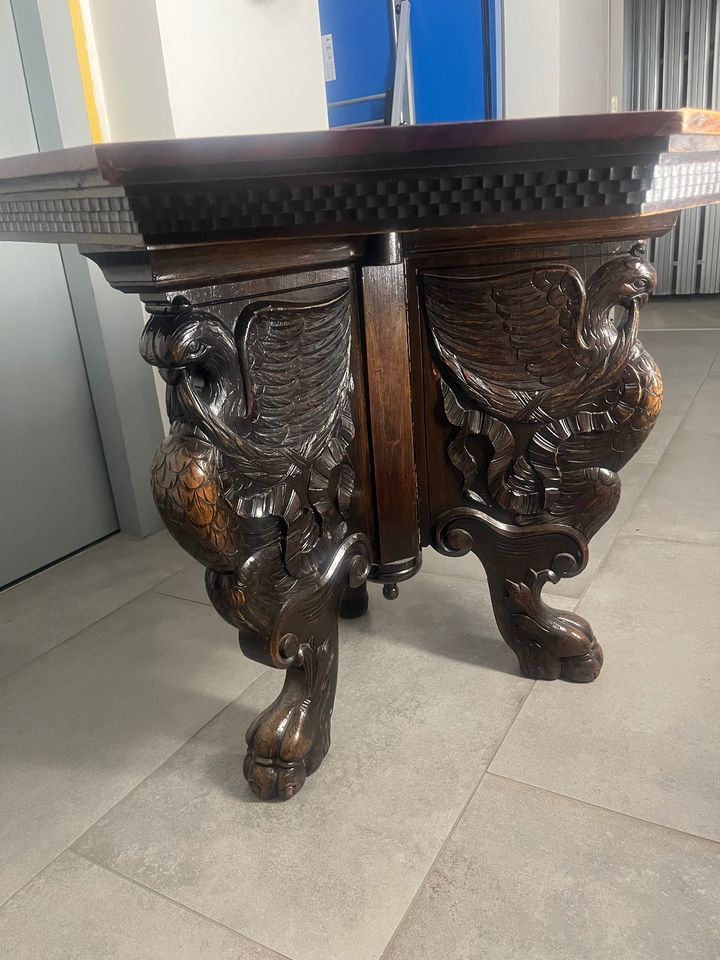 Tisch antik mit Löwenfuss in Dresden