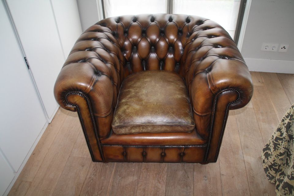 Original englischer Chesterfield Sessel - Echtleder - auf Rollen in Wiesbaden