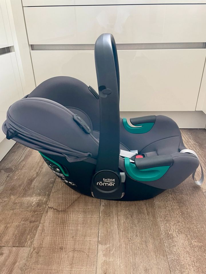 „ Maxi-Cosi“ / Babyschale von Britax Römer i-Sense + Beleuchtung in Braunschweig