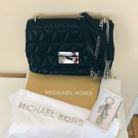 Tasche der Marke Michael Kors mit silberfarbenen Metalldetails Nordrhein-Westfalen - Siegburg Vorschau