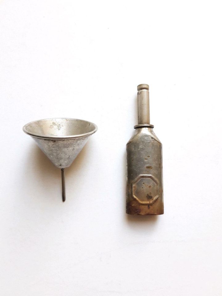 antike kleine Metall-Ölkanne mit Trichter, vintage in Dessau-Roßlau