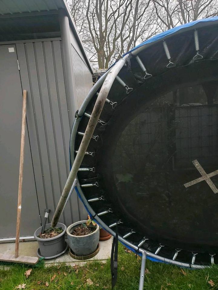 Wellactive Trampolin 1,83 m  mit Bodenhaken, Regenschutz in Bremen
