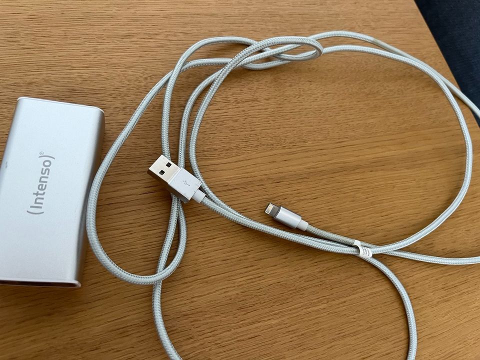 Power Bank Intenso A5209 mit Kabel fürs Handy (ohne Netzkabel) in Dresden