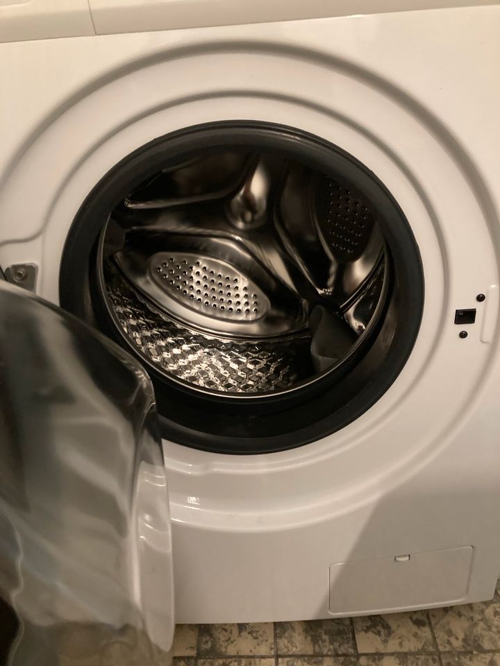 Waschmaschine von Midea, erst ein Jahr alt in Berlin