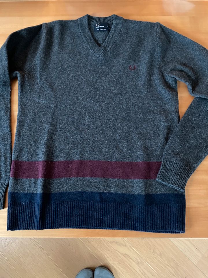 Fred Perry dunkelgrauer Wollpullover in Gr. M in Vechelde