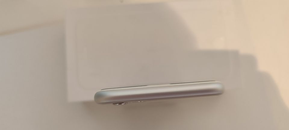 Apple iPhone 6 A1586 Silber Weiß 16GB neuwertig in Schwerin