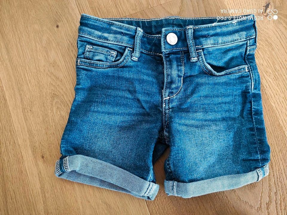 Kurze Shorts  Latzhose Gr.98 neu und neuwertig in Langerringen