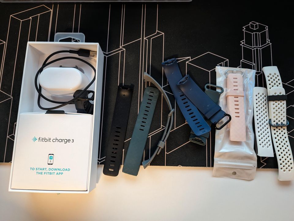 fitbit charge 3 charger + armbands in Berlin