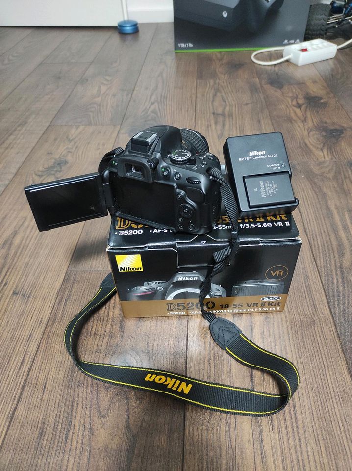 Nikon D5200 18-55 VR II in Hünstetten