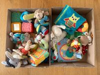 Kiste mit Baby-Spielzeug, Greiflinge, Kuscheltiere, Würfel, ... Nordrhein-Westfalen - Rietberg Vorschau