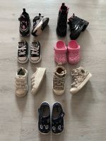 Diverse Schuhe Sneaker Hausschuhe Gr 22 Nike Converse Crocs Nordrhein-Westfalen - Remscheid Vorschau