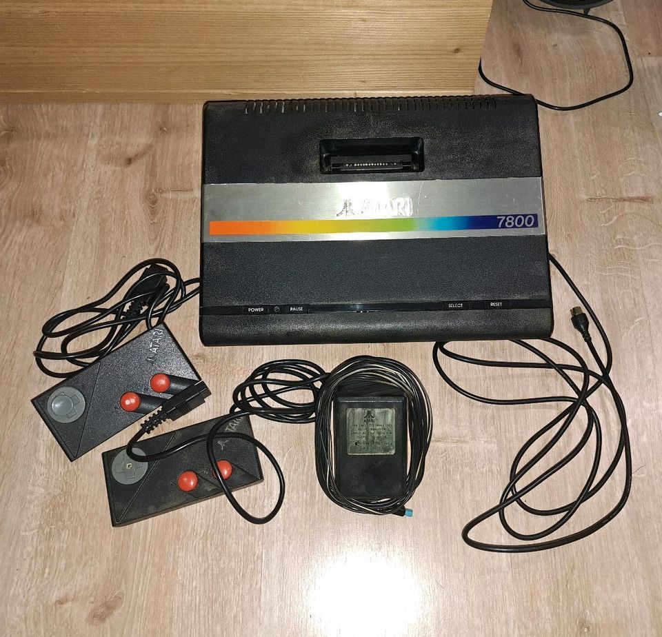 Atari 7800 mit 2 Controllern, Netzteil und Verbindungskabel in Gummersbach