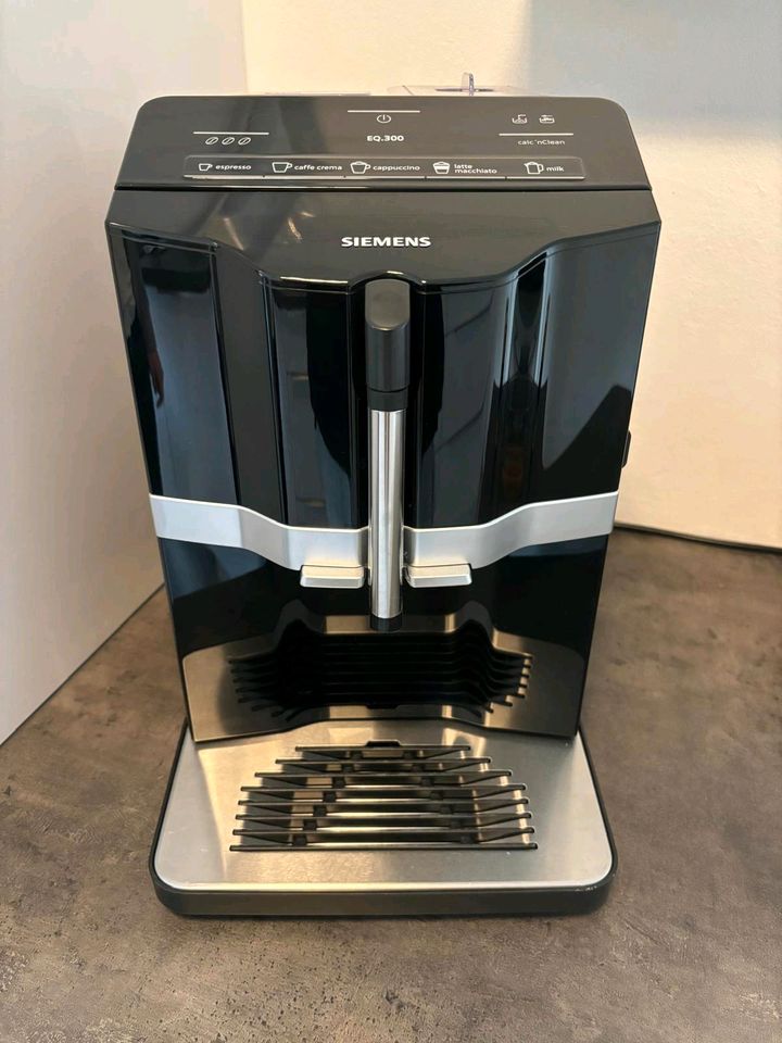Siemens EQ.300 Vollautomat Kaffeemaschine in Nalbach