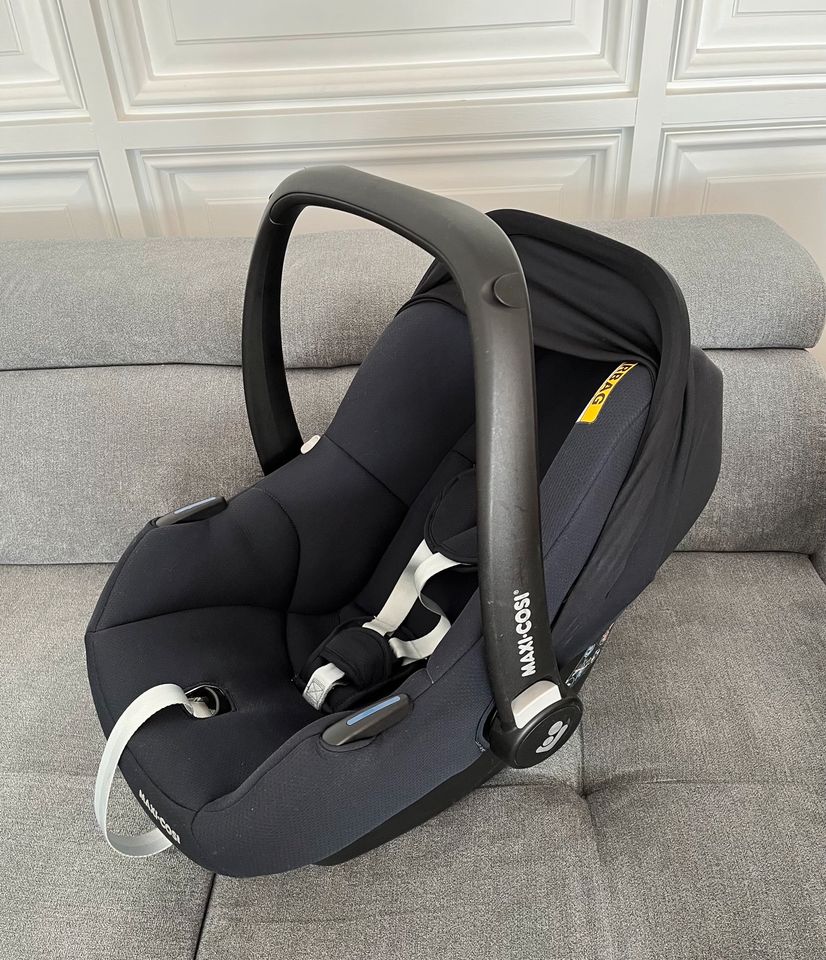 Maxi-Cosi Babyschale „Tinca i-Size“ mit Basisstation „FamilyFix3“ in Winterberg