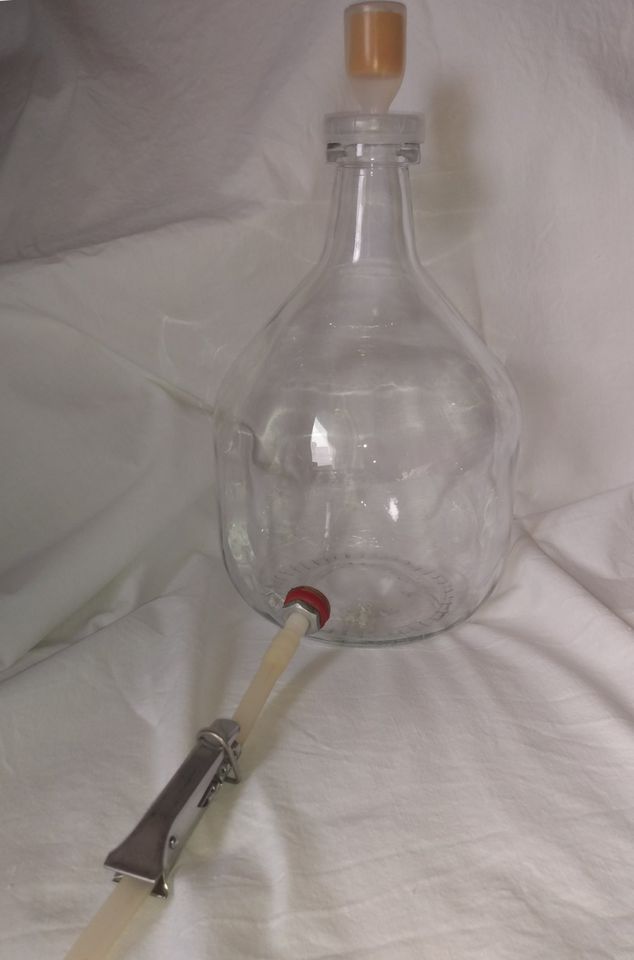 Glas-Ballons 5 Liter, mit Auslaufhahn – optional mit Gestell in Mauer