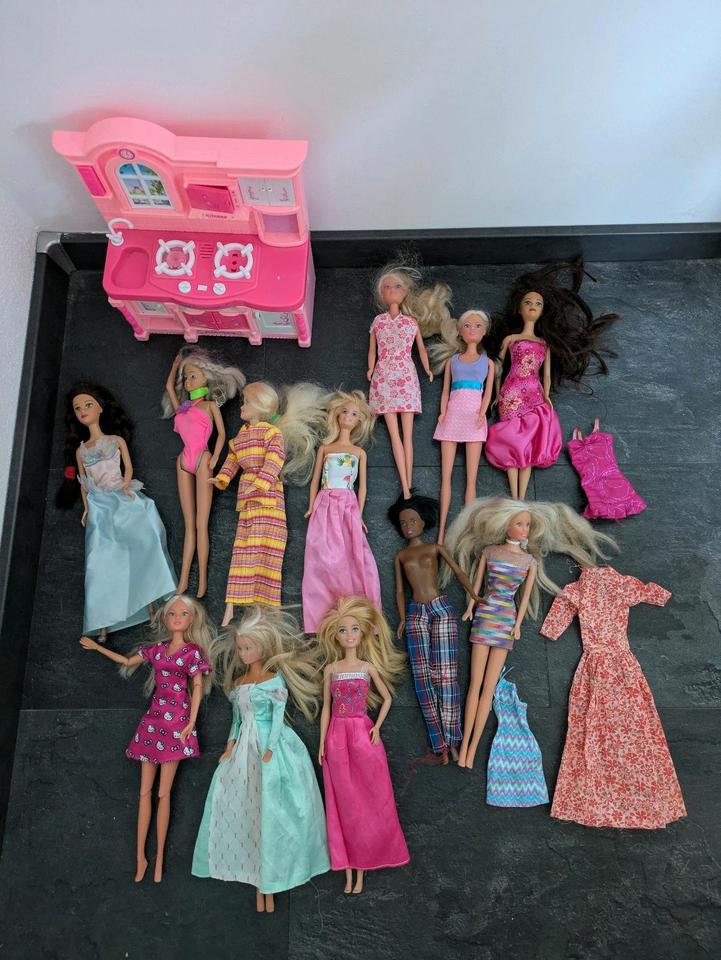 12 Barbies und andere Puppen inklusive Kleidung und Küche in Kissing