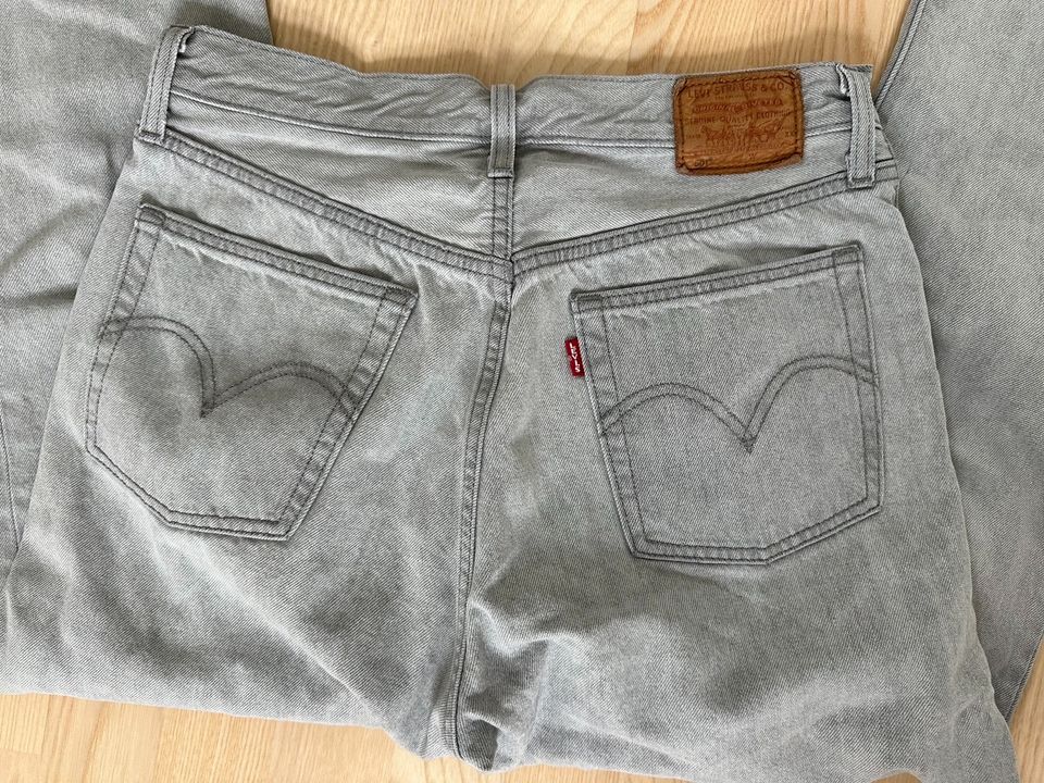 Levis Levi‘s Jeans 501 Crop hellgrau 28/28 neuwertig in Oberschleißheim