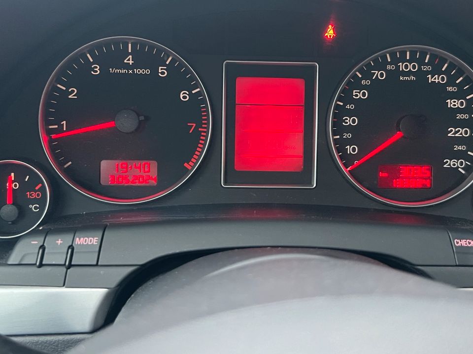 Audi A4 2.0i 1. Hand orig. 133.000 km in Riemerling