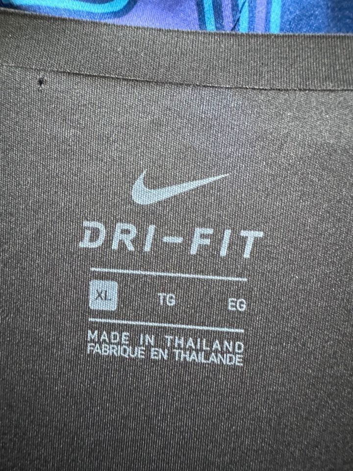 Nike Dri-Fit XL Standard fit Dry Running Woman On in Köln