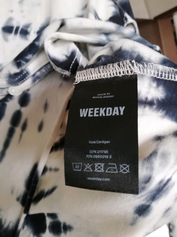 Weekday Batik Cardigan weiß Jäckchen Grunge langarm Shirt Bluse in Plochingen