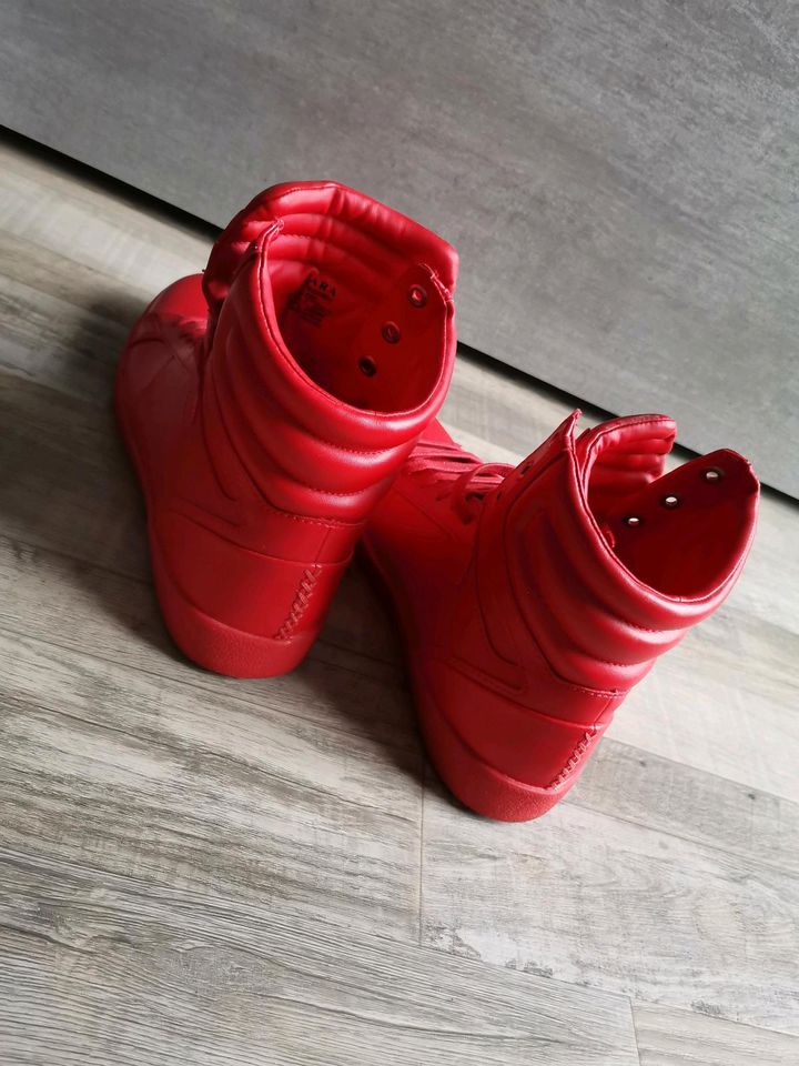 Schuhe Gr 40 Rot Sneaker Neuwertig in Lorsch