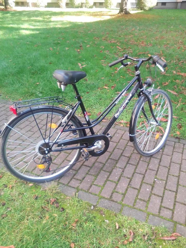 Schönes Damenfahrrad 28 Zoll in Essen