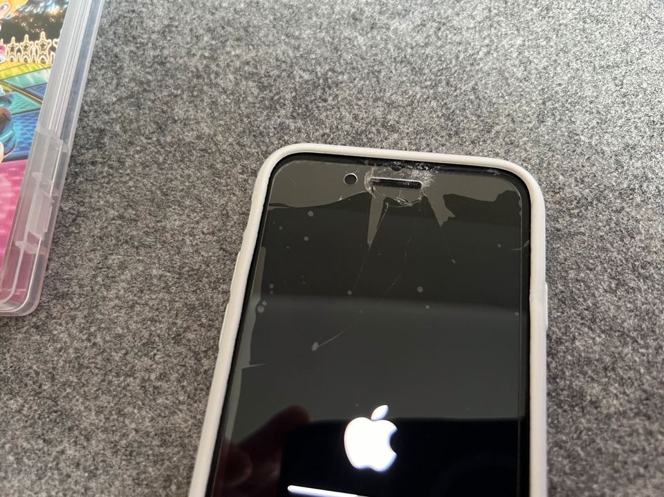 Apple iPhone SE (2020) 128GB weiß (MHGU3ZD/A) mit Displayschaden in Hattingen