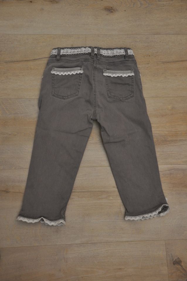 Neuwertig Capri Hose Jeans Gr. 128 mit Spitze Bermuda Shorts in Dresden