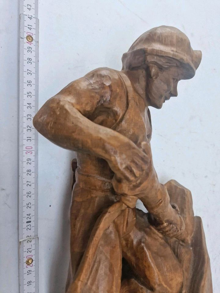 Holzstatue Bergmann mit Pickhammer an der Kohle in Heusweiler