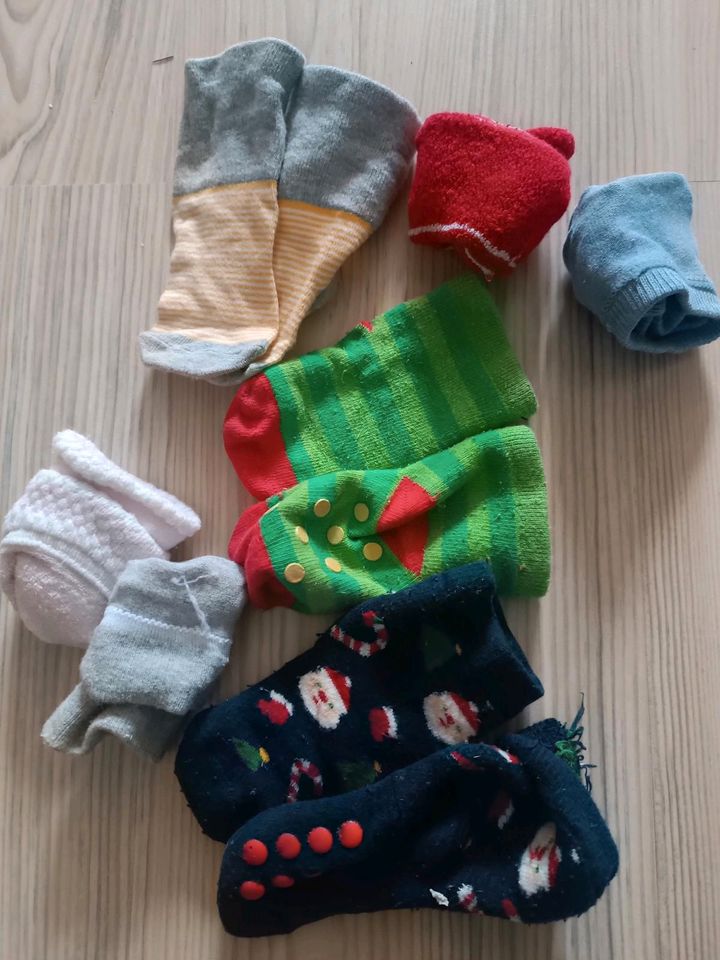 Baby Socken abzugeben 0-6 Monate Set in Berlin