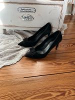 Hugo Boss Pumps High Heels schwarz Schleife Wildleder Nordrhein-Westfalen - Hagen Vorschau