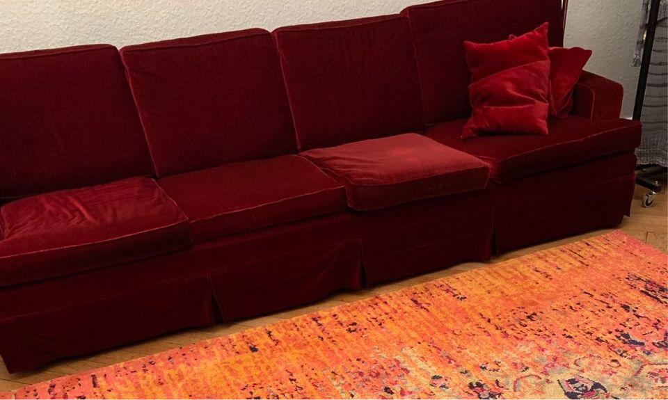 Rote Couch mit Hocker in Frankfurt am Main