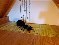 Riesen Ameise mit passendem Ameisenteppich Bayern - Mertingen Vorschau