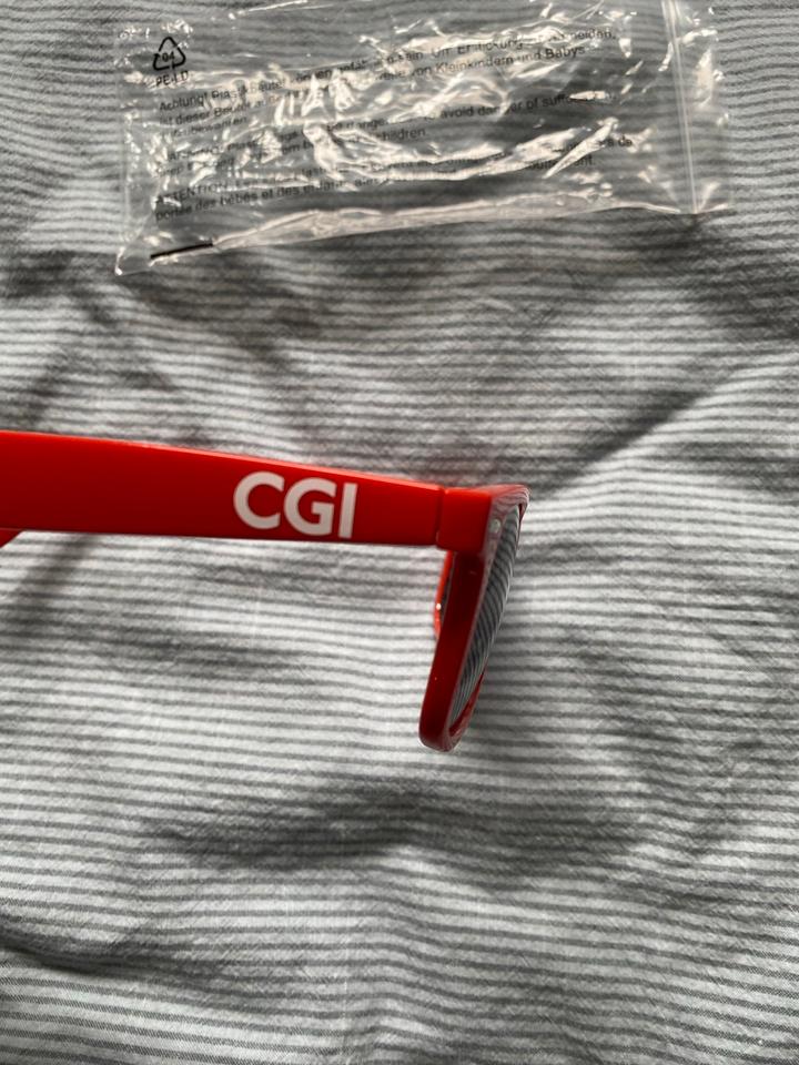 Sonnenbrille Kunststoff rot unbenutzt Verkleidung Sonnenschutz in Hamburg