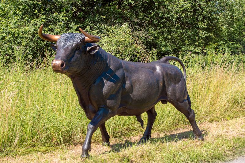 Stierfigur lebensgroß Dekofigur aus Bronze für den Garten in Überlingen