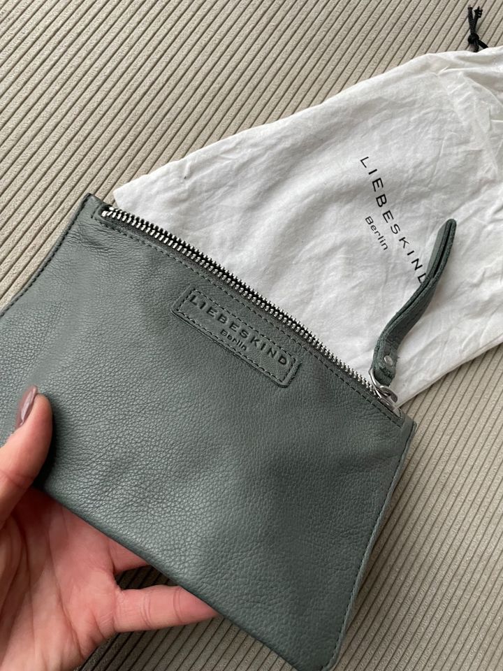 Liebeskind Echtleder Tasche Kosmetik Clutch NEU Khakigrün in Braunschweig