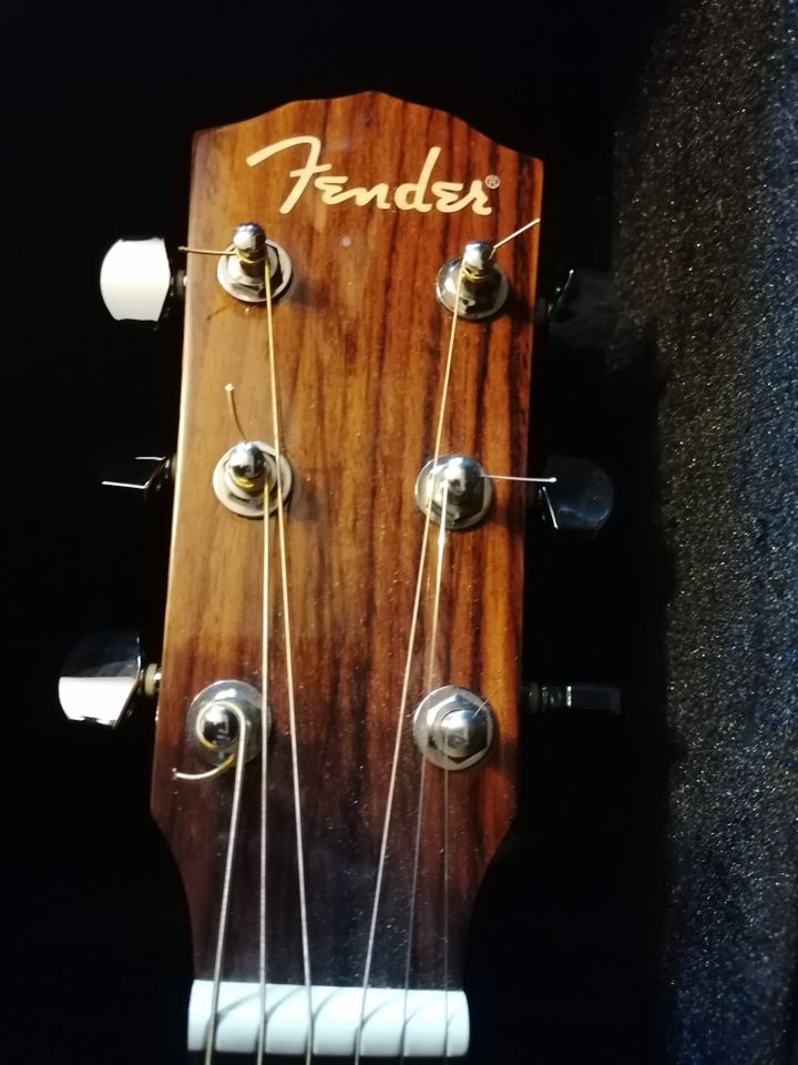 FENDER 6 string gitarre 6 saitige gitarre original INKL KOFFER in Dortmund
