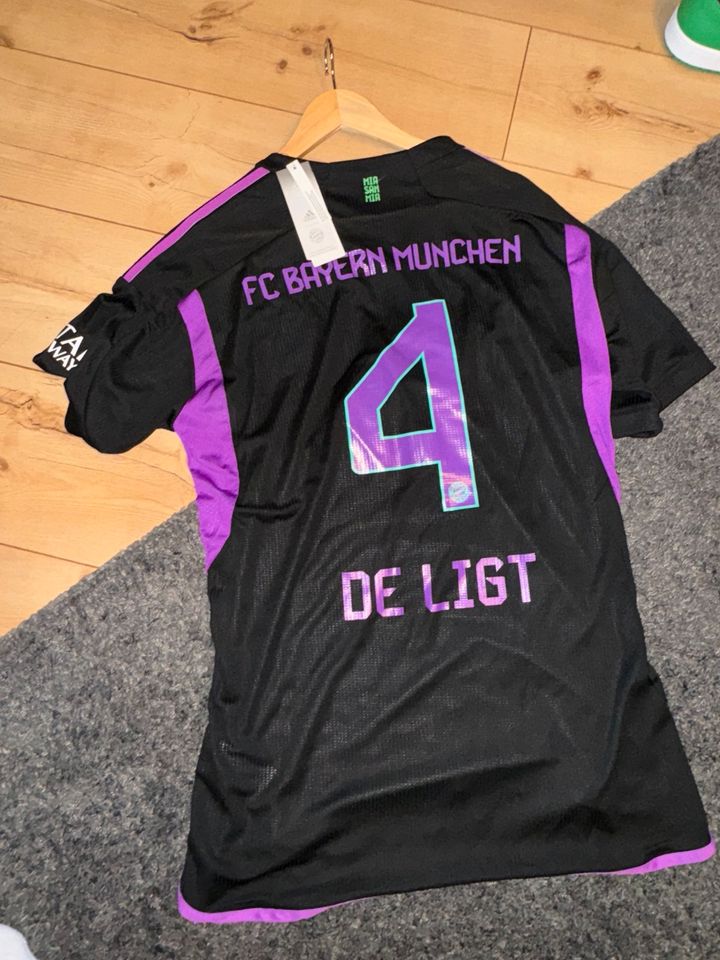 FC Bayern München Authentic Trikot De Ligt XXL in Sulzbach (Saar)