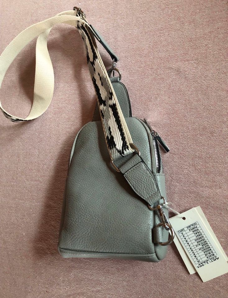 Umhängetasche Crossbody-Bag , Kunstleder, Neu Farbe: Grau in Schaafheim