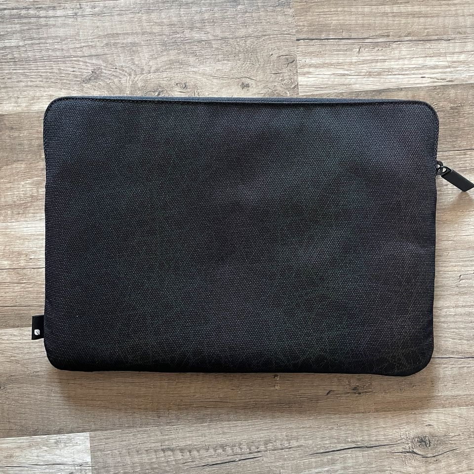 Incase Compact Sleev Reflective Mesh MacBook Air M1 13" in Berlin