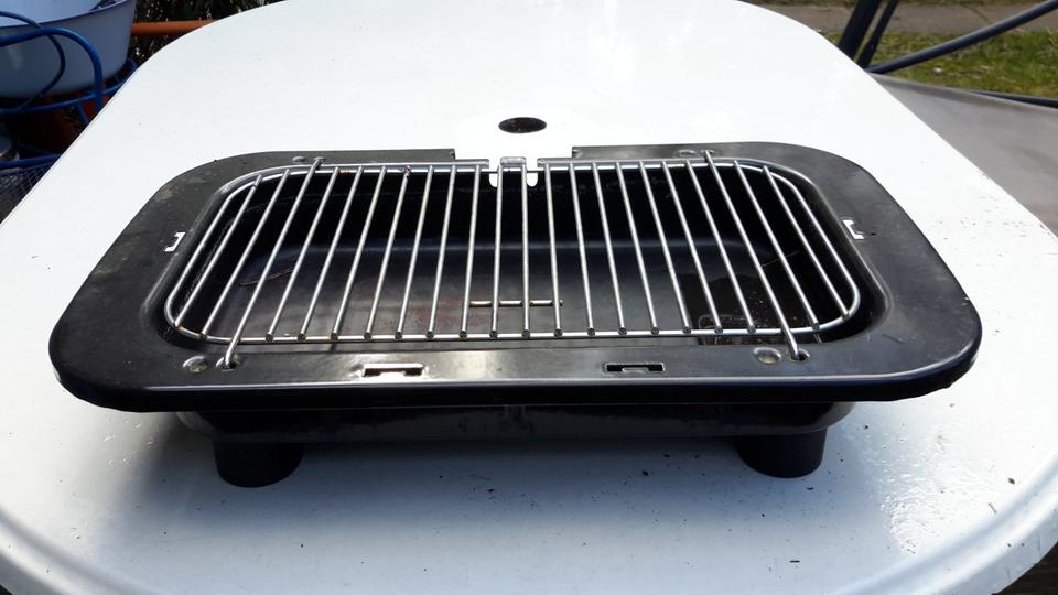Toller kleiner Holzkohlegrill unbenutzt top für unterwegs in Müllrose