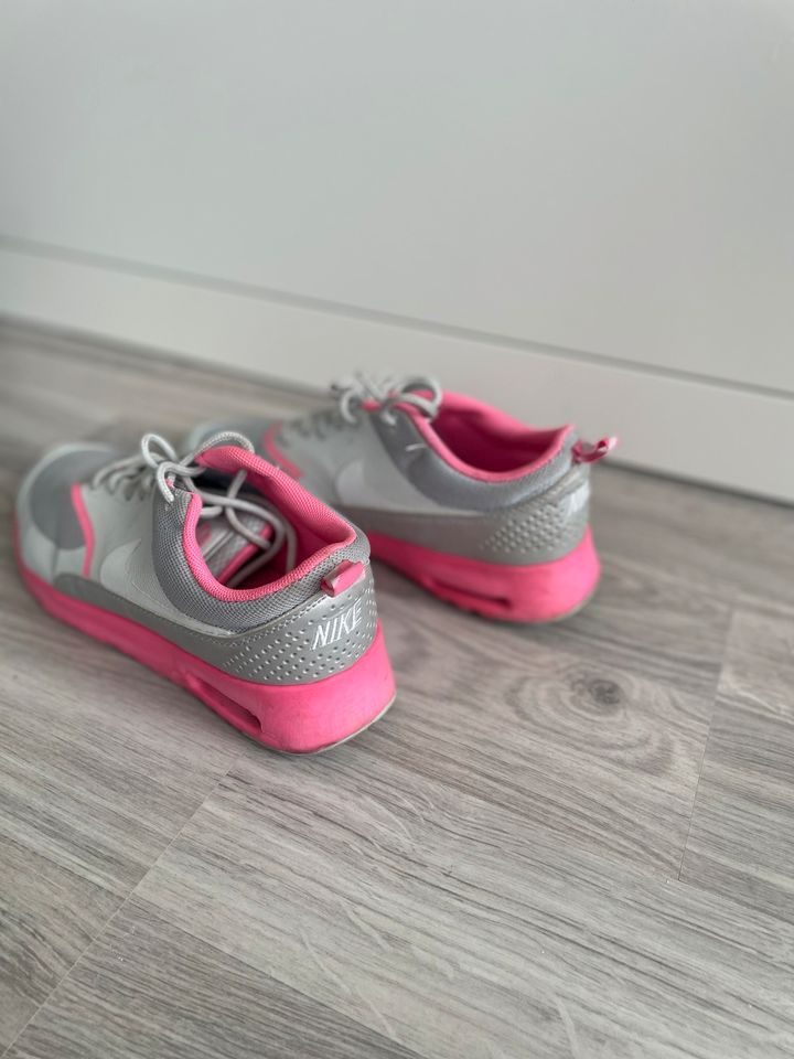 Nike Thea Sneaker grau pink Gr. 39 in Brechen