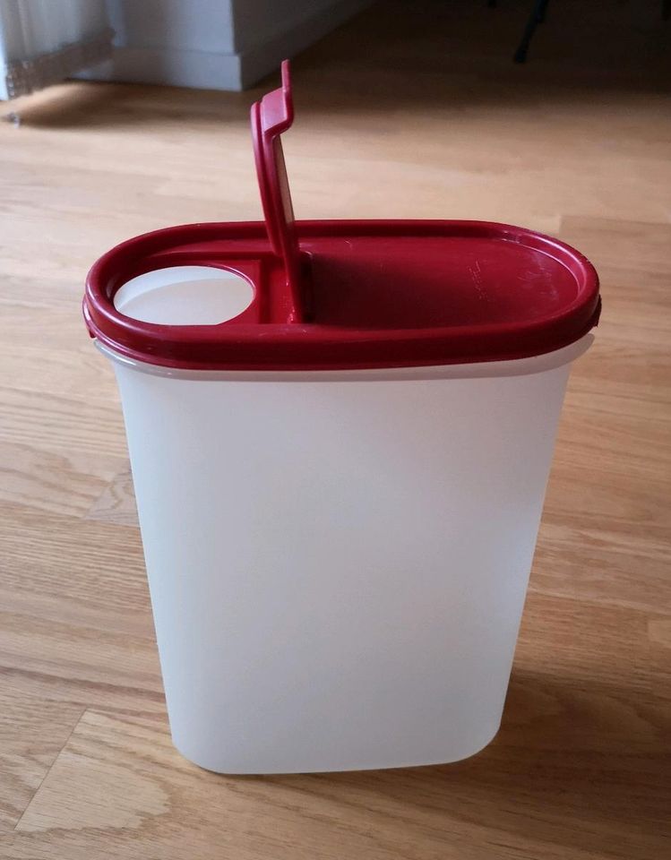 Eidgenosse Tupperware 2,3 l oval beerenrot in Berlin